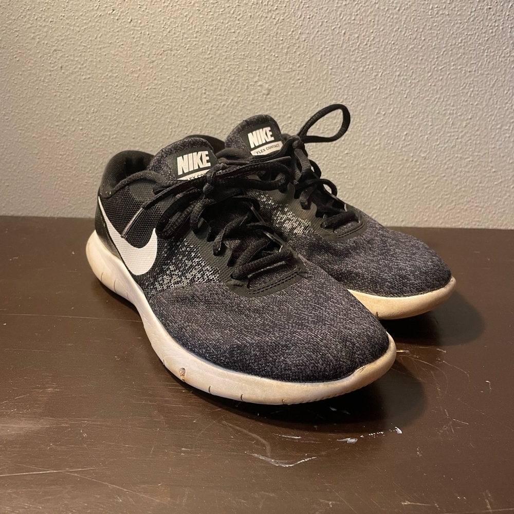 Nike flex contract black. Size 8
